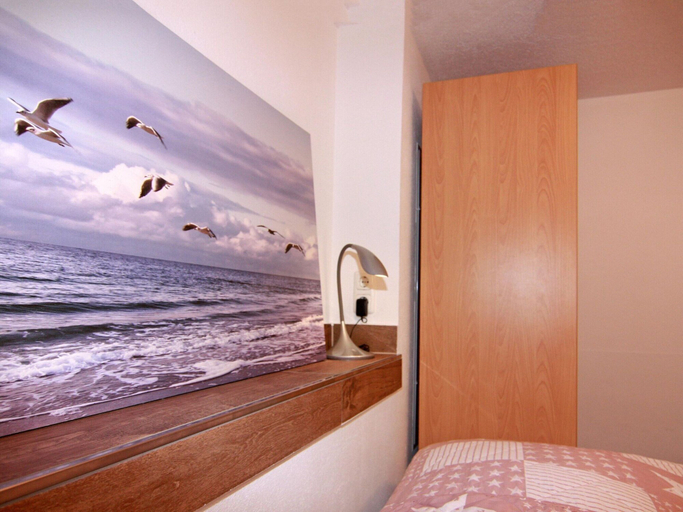 Bedroom 4, Peaceful Apartment in Ostseebad Boltenhagen With Terrace, Nordwestmecklenburg