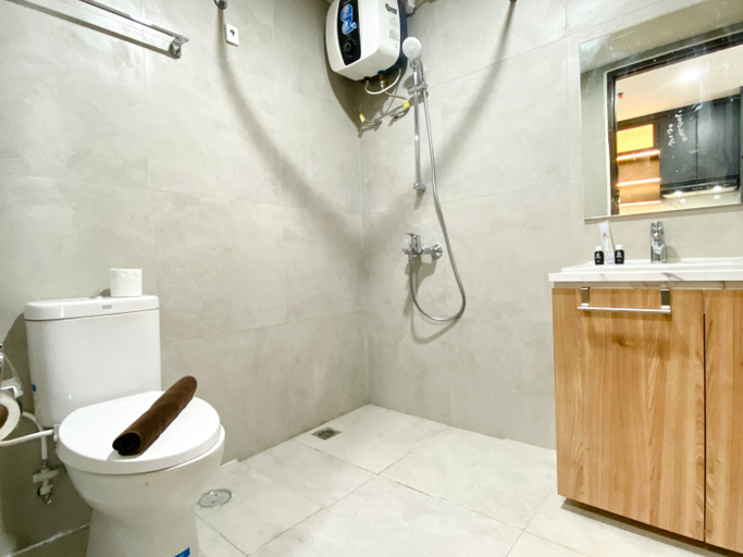 Bathroom 5, Cozy Studio High Floor Pollux Chadstone Apartment By Travelio, Cikarang