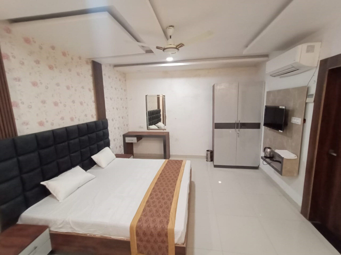 Bedroom 4, Goroomgo Naman Hotel and Banquet Kanpur, Kanpur Nagar