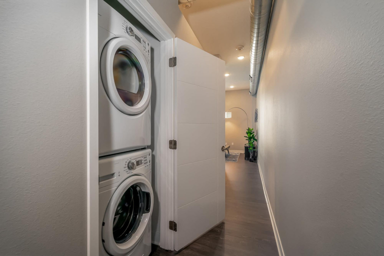 Room 5, Des Moines Amazing 1BD 1BA Downtown Apartment, Polk