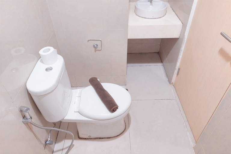 Bathroom 5, Restful and Cozy Living Studio Tree Park City BSD Apartment By Travelio, Tangerang Selatan