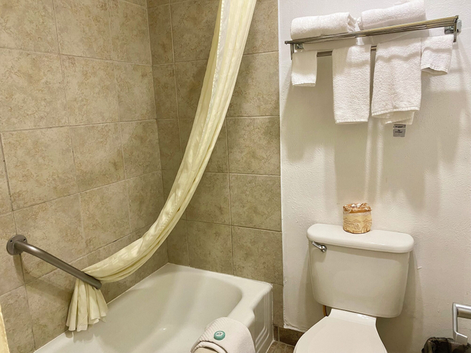 Bathroom 4, Super 8 by Wyndham Albuquerque Downtown, Bernalillo