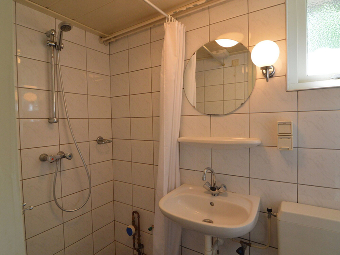Bathroom 3, Completely Detached Bungalow in a Nature-filled Park by a Large fen, Weert