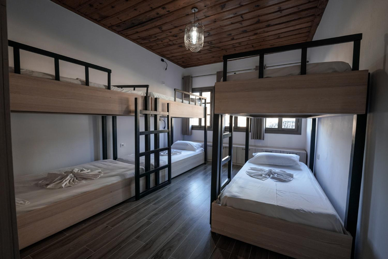 Others 2, Helin's Hostel, Beratit