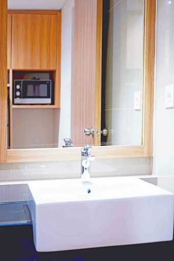 Bathroom 2, Modern Style Suite at Embarcadero Apartment Bintaro, South Tangerang