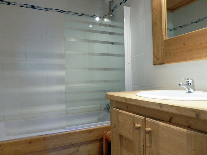 Bathroom 2, Majestic Apartment in Meribel-mottaret Close to Skiing, Savoie