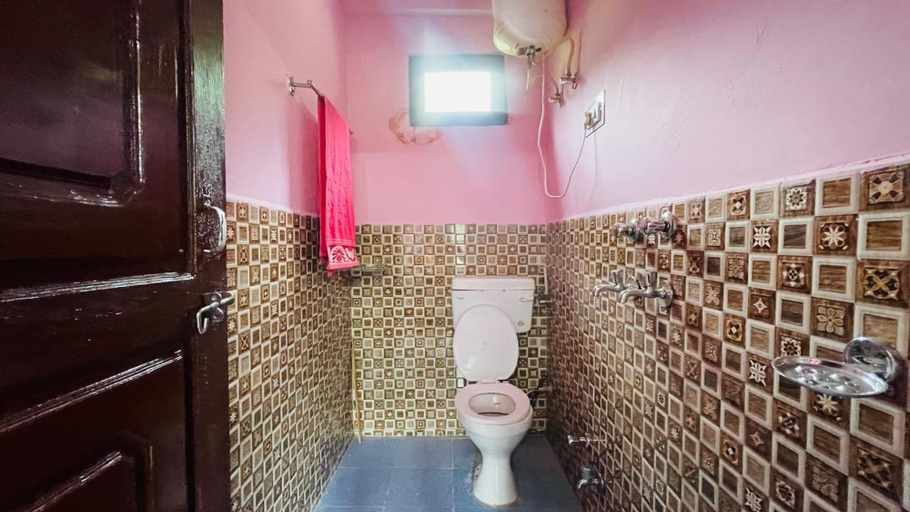 Bathroom, JIYAHA WATERFALL AND SNOW VIEW HOMESTAY, Kullu