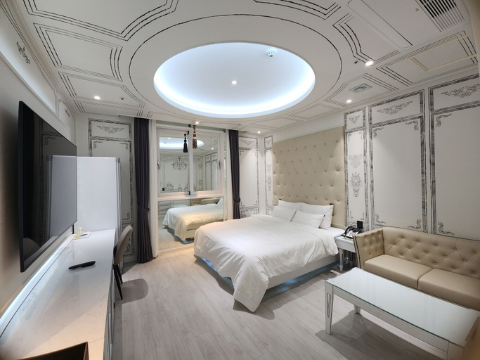 Bedroom 4, VIVID, Muan
