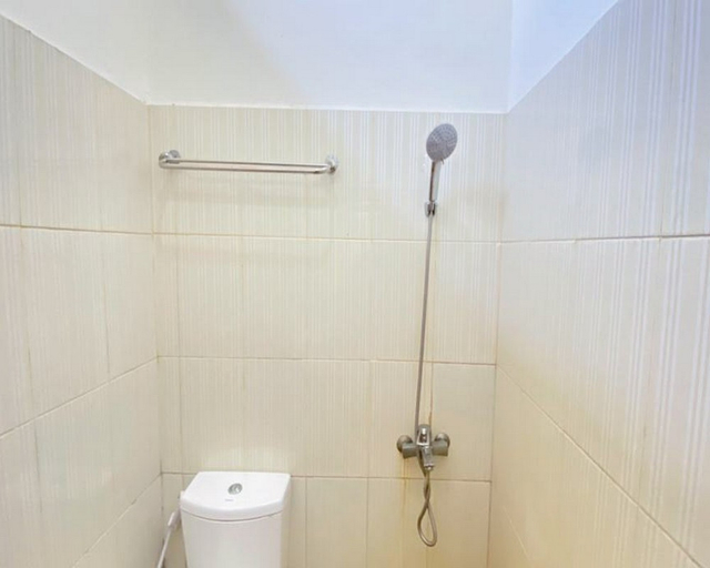 Bathroom 3, RedDoorz Syariah @ Jalan Jendral Sudirman Pekanbaru, Pekanbaru