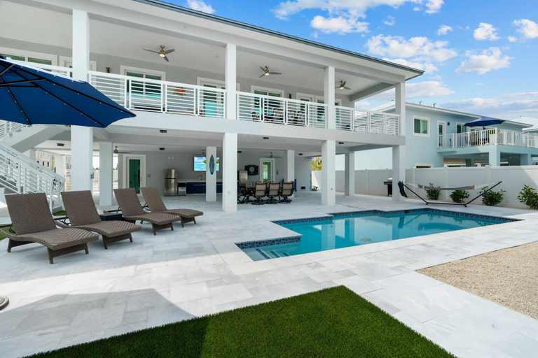 Room 3, Luna Light Waterfront Pool Dock Views, Monroe