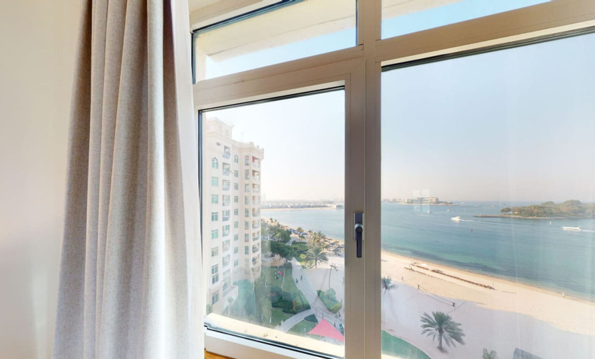 Room 2, Al Dabas Beach Views 3BD Sleeps 6 Beachfront, Dubai