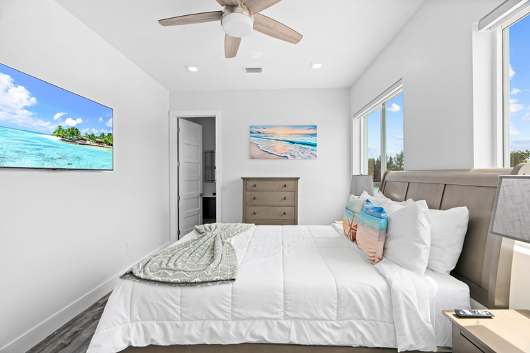 Room 4, Luna Light Waterfront Pool Dock Views, Monroe