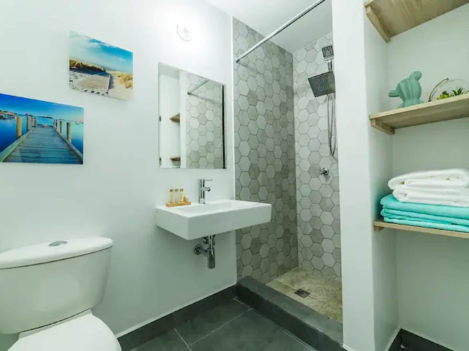 Bathroom, Turibana Plaza Suite 15