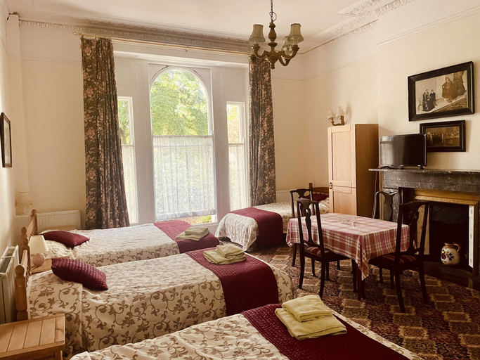 Bedroom 2, Kingsmuir Hotel, Gloucestershire