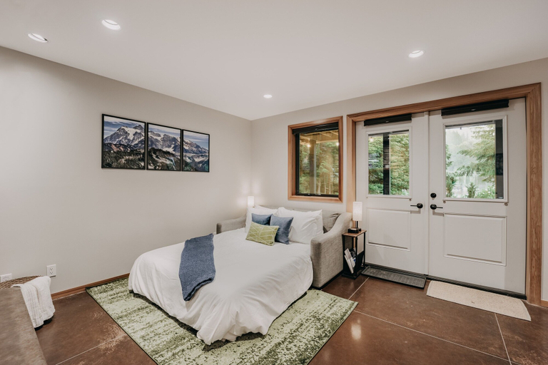 Bedroom, 08mbr - Starlink - Gas F/P - BBQ - Sleeps 2, Whatcom