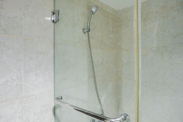 Bathroom 5, Beautiful Studio at Tamansari The Hive Apartment By Travelio, Jakarta Timur