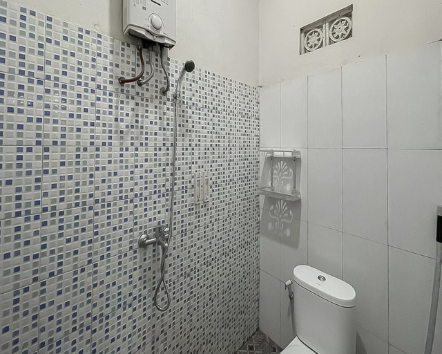 Bathroom 4, RedDoorz Resort Syariah @ Rancakalong Sumedang, Sumedang