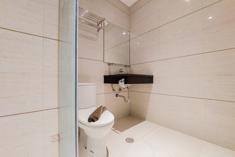 Bathroom 5, Comfort 2BR at Brooklyn Alam Sutera Apartment By Travelio, Tangerang