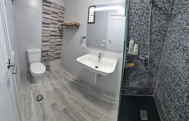 Bathroom 5, SUMMERLAND SUNSET, Santa Cruz de Tenerife