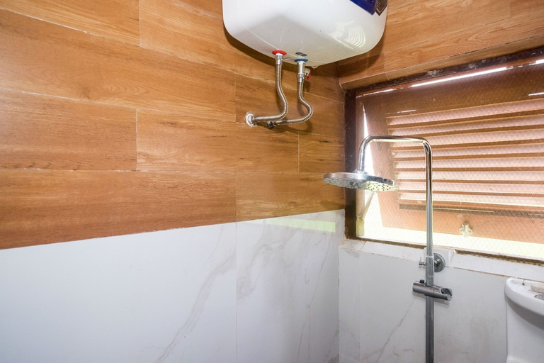 Bathroom 16