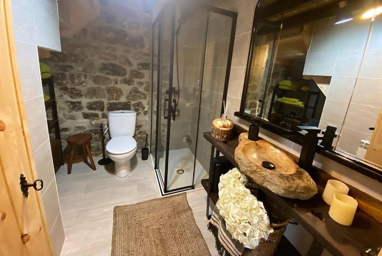 Bathroom 4, Tinones cabana pasiega, Cantabria
