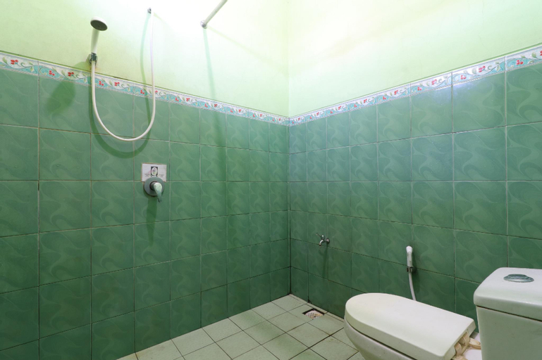 Bathroom 16