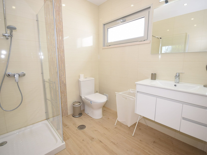 Bathroom 4, Villa in Foz do Arelho With Pool & Beach, Caldas da Rainha