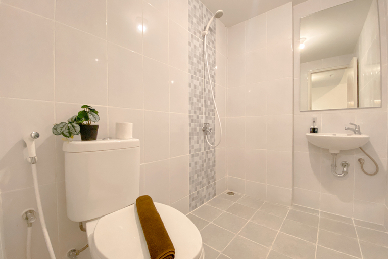 Bathroom 5, Comfy and Spacious 2BR Apartment Tokyo Riverside By Travelio, Tangerang
