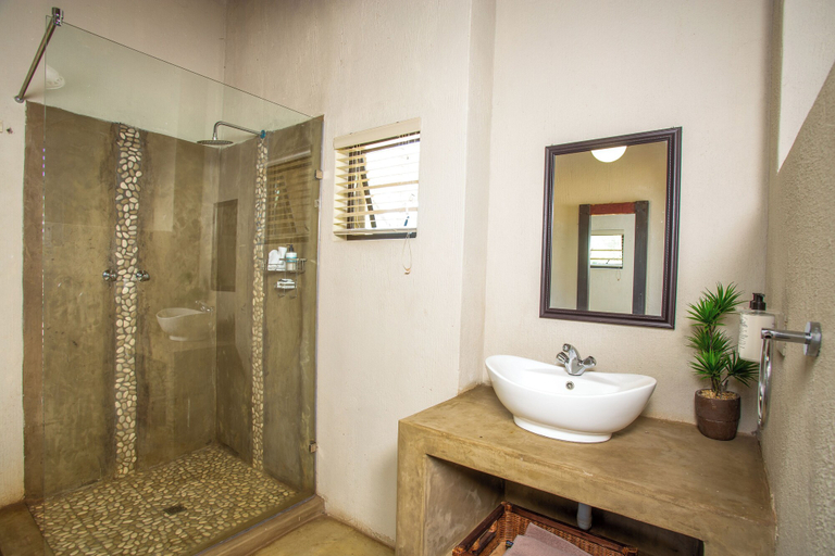 Bathroom 3, Kubu Bush Lodge, Mopani