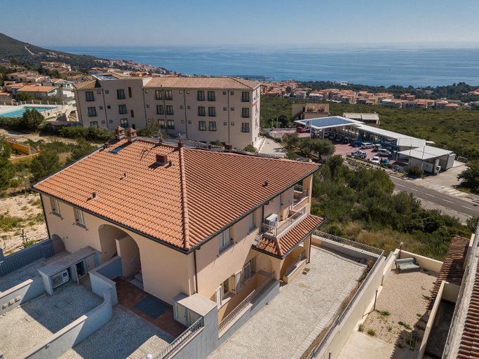 Exterior & Views