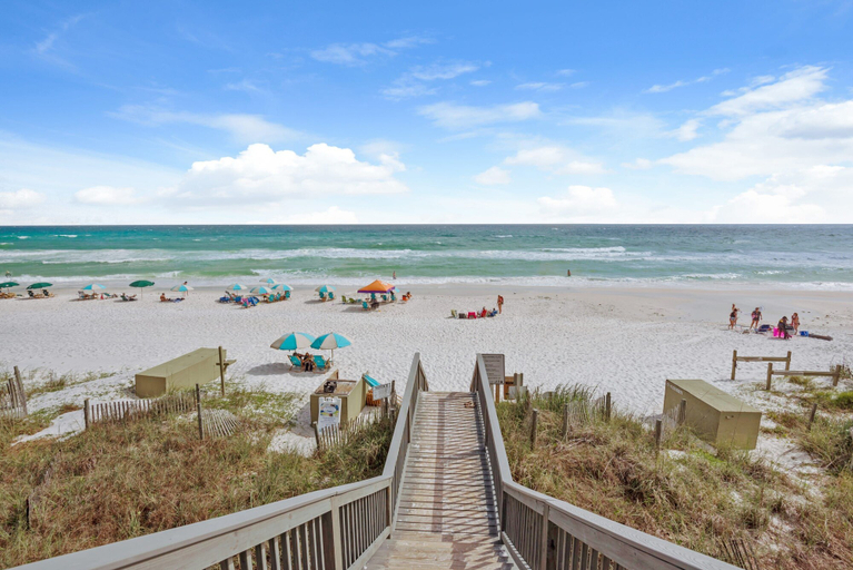 Room 1, Beach House w Private Pool Near Shops Dining, Walton
