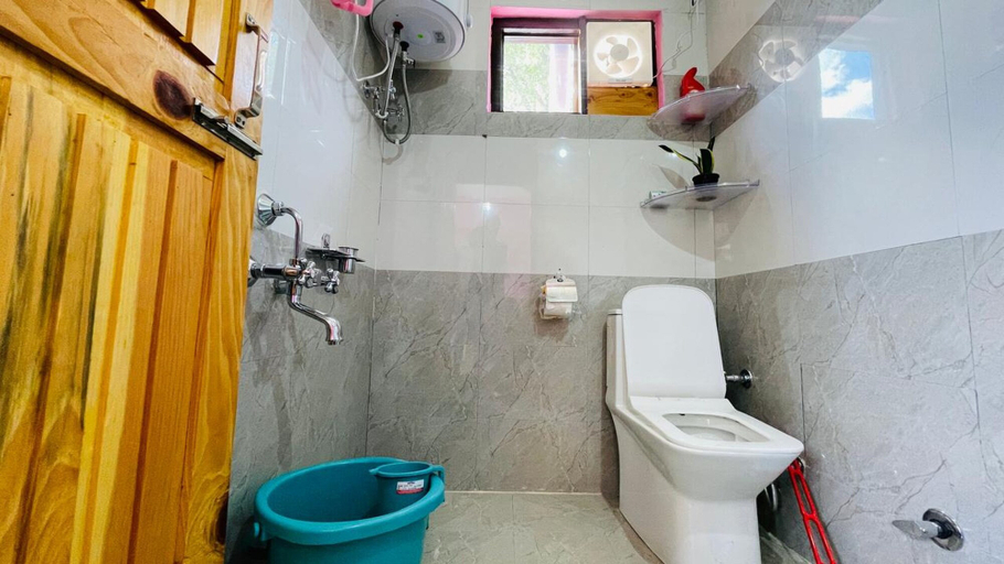 Bathroom 4, Snow and Field View Homestay, Kullu