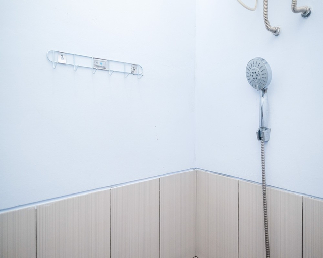 Bathroom 3, Urbanview Syariah Wisma Nabil Solo, Sukoharjo