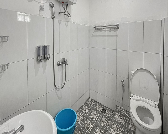 Bathroom 5, RedDoorz Resort Syariah @ Rancakalong Sumedang, Sumedang