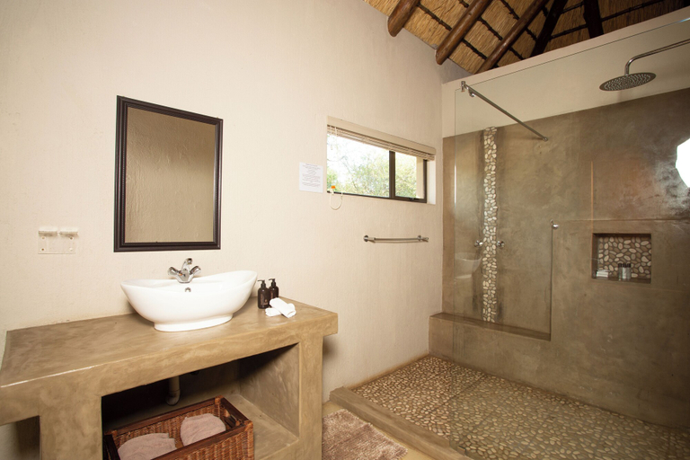 Bathroom 3, Kubu Bush Lodge, Mopani