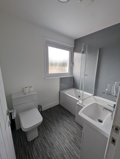 Bathroom 4, Old North Inn Hotel, Highland