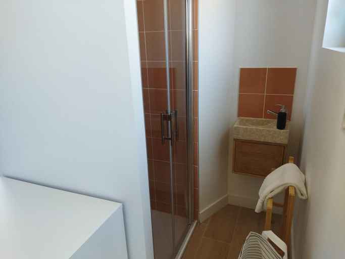 Bathroom 5, Les cabines du bout du monde Plain pied votre pied a terre breton haut standing, Finistère