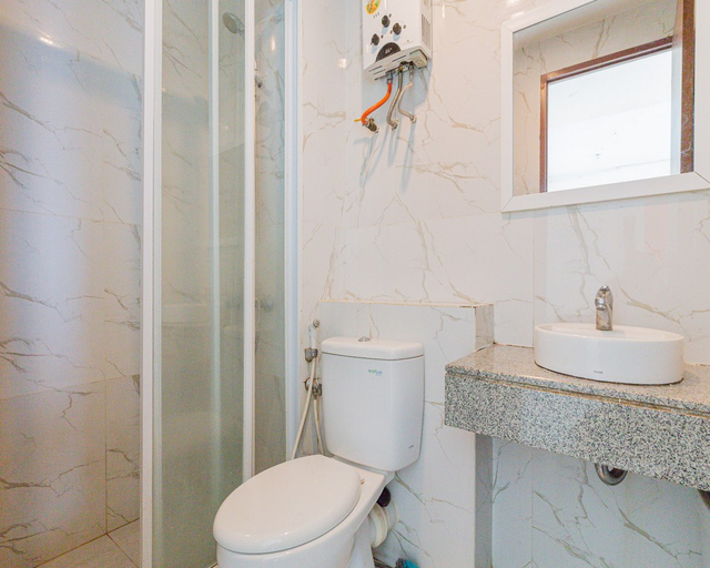 Bathroom, MD Room Apartemen Grand Kamala Lagoon, Bekasi