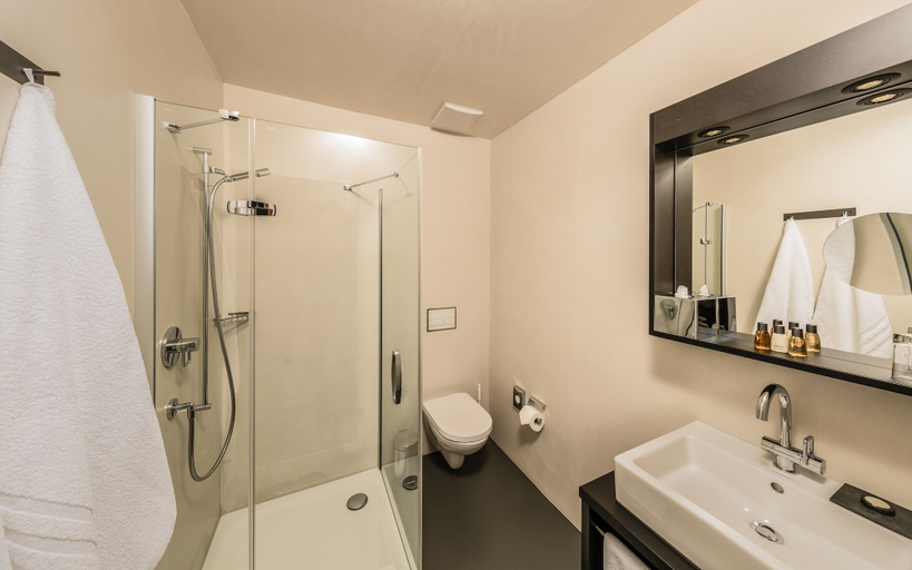 Bathroom 4, Pensiun Aldier, Inn
