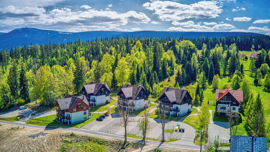 Exterior & Views