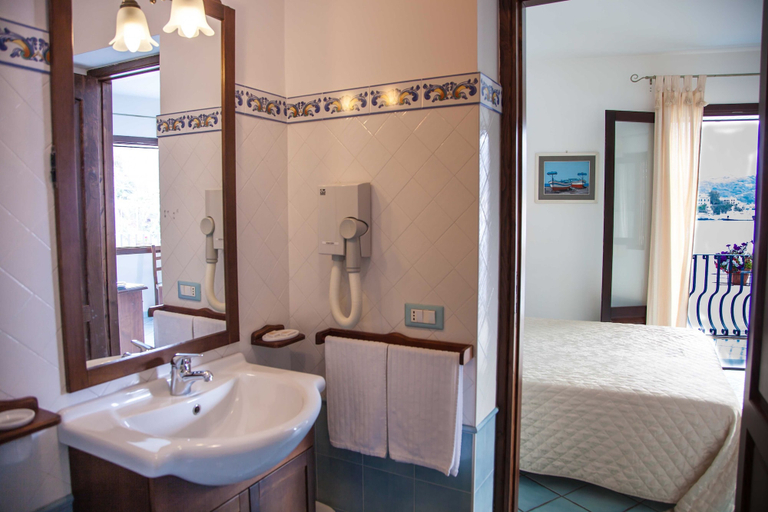 Bathroom 5, B&B ALTA MAREA LIPARI, Messina