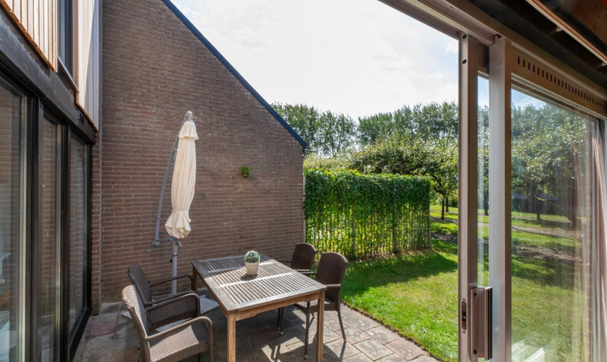 Dining 2, Holiday Home in De Punt With Pool & Garden, Schouwen-Duiveland