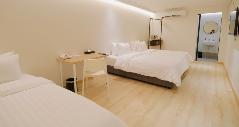 Bedroom 3, Simplestay Chatuchak, SureStay Collection by Best Western, Phaya Thai