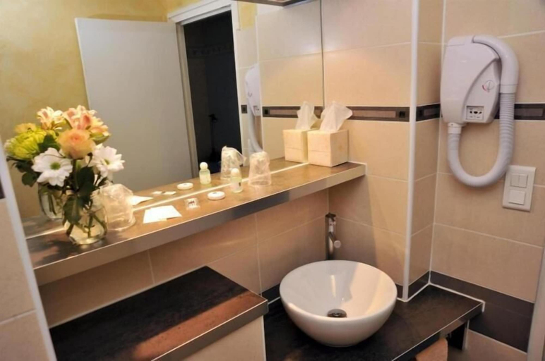 Bathroom 5, Hôtel Gambetta, Jura