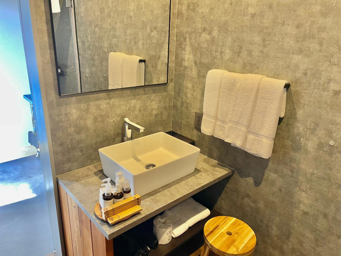 Bathroom 3, Redondo Akiyoshidai, Mine