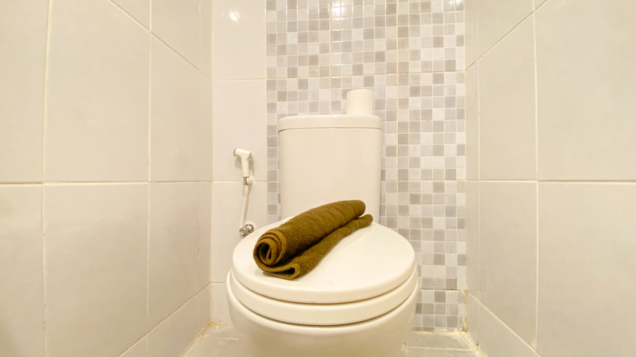 Bathroom 5, Good and Cozy Studio Apartment at Tokyo Riverside PIK 2 By Travelio, Tangerang