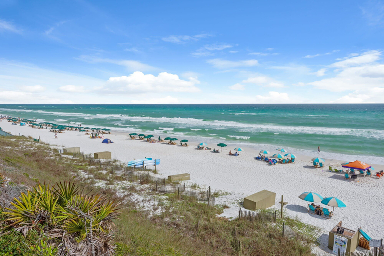 Room 4, Beach House w Private Pool Near Shops Dining, Walton