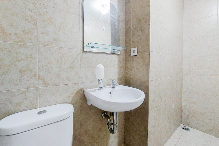 Bathroom 3, Cozy and Minimalist Studio Great Western Apartment By Travelio, Tangerang