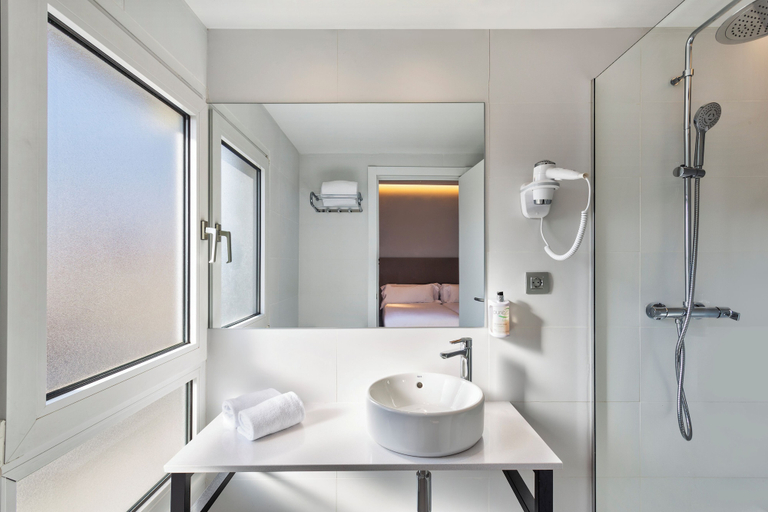 Bathroom 3, B&B Hotel Tarragona Centro Urbis, Tarragona