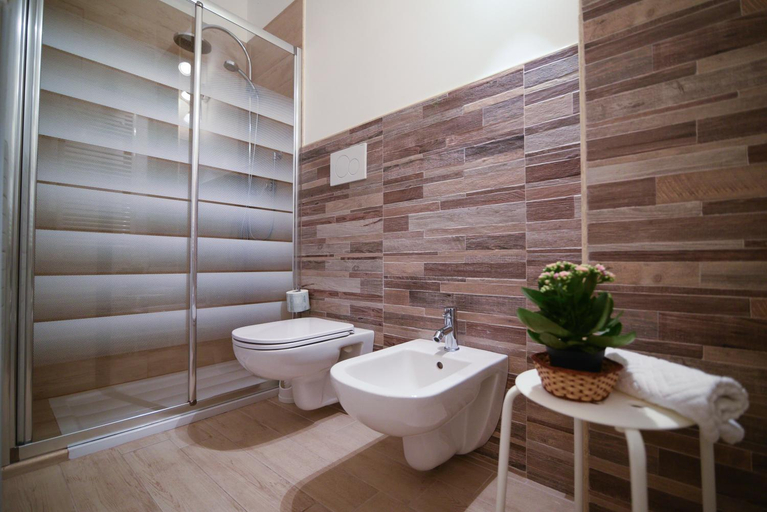 Bathroom 2, Le Tre Chiavi, Bari
